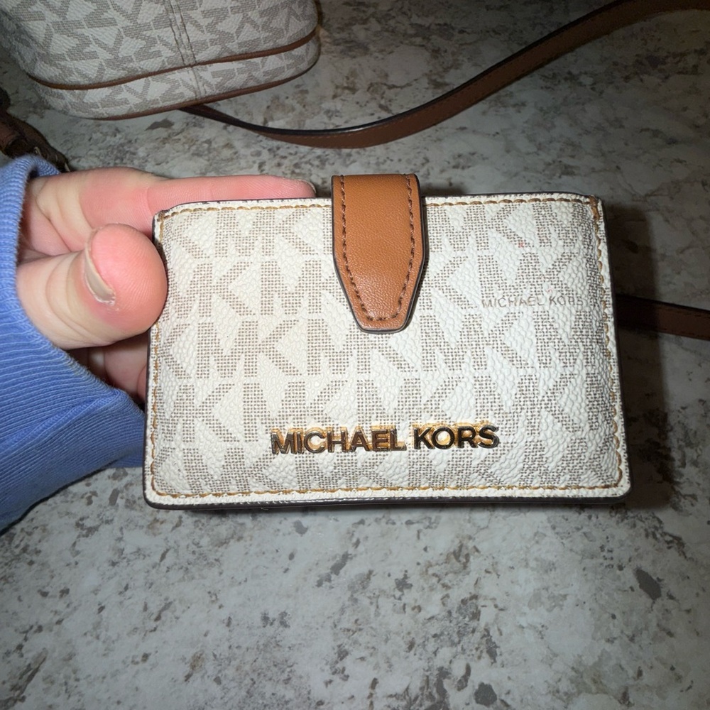 Michael Kors crossbody with Cream and Tan Card Holder - Picture 2 of 16